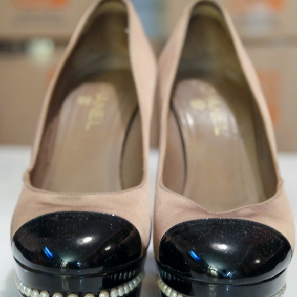 CHANEL Platform Pearl Leather Black and Brown Pumps - Picture 2 of 9